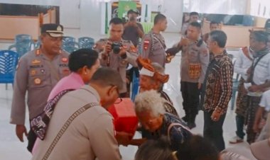 Kapolda-dan-Ketua-Bhayangkari-Daerah-NTT-Menyentuh-Hati-Masyarakat-Lansia-di-Sabu-Raijua