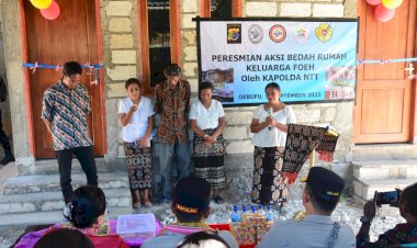 Penuh-Haru-Menyelimuti-Keluarga-Foeh-yang-Mendapatkan-Bantuan-Bedah-Rumah