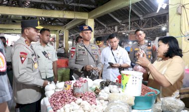Pantau-Harga-Bahan-Pokok-di-Pasar-Kasih-Naikoten,-Kapolda-NTT:-Harga-Bahan-Pokok-Relatif-Stabil,-Namun-Daya-Beli-Masyarakat-Turun