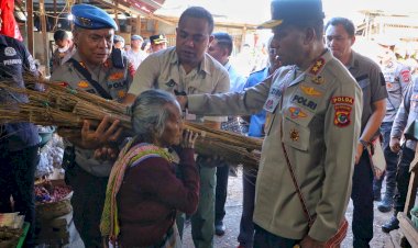 Sebuah-Momen-Haru:-Kapolda-NTT-Membeli-Semua-Dagangan-Lansia-di-Pasar-Kasih-Naikoten