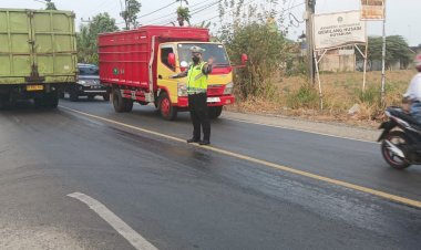 Bantu-Anak-Warga-Mengaji-dengan-Nyaman,-Aipda-Yovan,-Anggota-Satlantas-Polres-Lampura,-Bangun-TPA