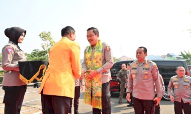 Tatap-Muka-dengan-Civitas-Akademika-ULM-Banjarmasin,-Wakapolri-Serahkan-Beasiswa-Kepada-Mahasiswa/i-ULM