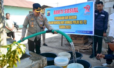 Bakti-Sosial-Sambut-HUT-Humas-Polri:-Polda-NTT-Bagikan-Air-Bersih-Bagi-Masyarakat