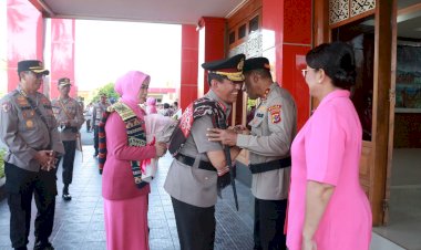 Kapolda-NTT-Sambut-Hangat-Kedatangan-Wakapolda-NTT-dengan-Sapaan-Adat-Natoni