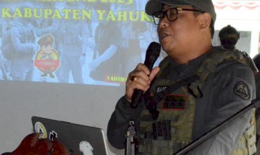 Satgas-Damai-Cartenz-Evakuasi-Warga-dan-Jenazah-Korban-Penyerangan-KKB