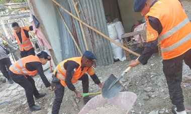 Satgas-SAR-Satbrimob-Polda-NTT-Bantu-Korban-Gempa-Bumi-di-Kota-Kupang