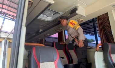 Personel-Satgas-Logistik-Polda-NTT-Mengecek-Kendaraan-dan-Peralatan-untuk-Dukung-Operasi-OMB-Turangga-2023-2024