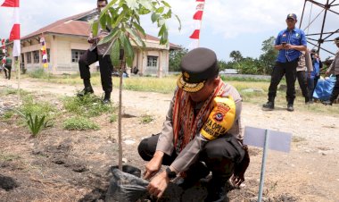 Wakapolda-NTT-Pimpin-Gerakan-Menanam-Sepuluh-Juta-Pohon-di-SMKN-1-Kabupaten-Kupang