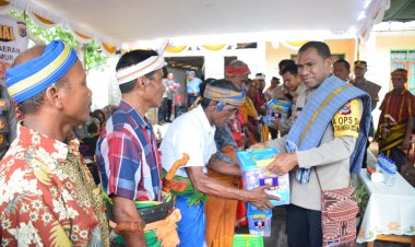 Kapolda-NTT-Bagikan-Ratusan-Sembako-kepada-Masyarakat-Desa-Kadi-Pada,-Sumba-Barat-Daya