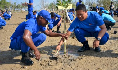 Anggota-Ditpolairud-Polda-NTT-Menyemarakkan-HUT-Ke-73-dengan-Tanam-Mangrove-dan-Bersih-Bersih-Pantai