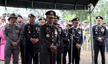 Pimpin-Pemakaman-Almarhum-Bharatu-Anumerta-Bonifasius-Jawa:-Kapolda-NTT-Sampaikan-Duka-yang-Mendalam