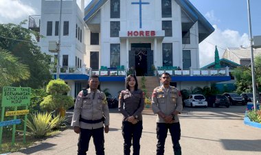 Berikan-Rasa-Aman,-Personel-Polda-NTT-Lakukan-Pengamanan-Ibadah-Perayaan-Natal-ke-Dua-di-Sejumlah-Gereja-di-Kota-Kupang