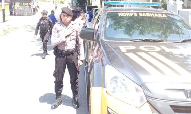 Personel-Kompi-VII-OMB-Polda-NTT-Memperkuat-Keamanan-dengan-Patroli-Dialogis-Jelang-Pemilu-2023-2024