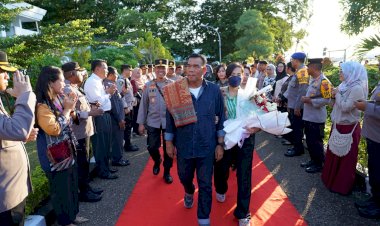 Kapolda-NTT-Irjen-Pol.-Daniel-Tahi-Monang-Silitonga,-S.H.,-M.A.,-dan-Istri-Tiba-di-Kupang-Dengan-Sambutan-Hangat