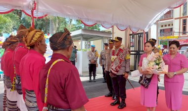 Momen-Spesial:-Penyambutan-Hangat-untuk-Kapolda-NTT-Irjen-Pol.-Daniel-Tahi-Monang-Silitonga