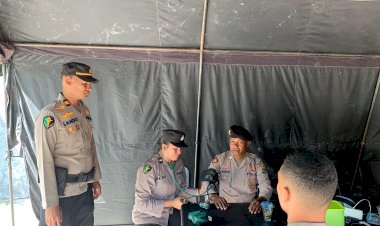 Anggota-Subsatgas-Dokkes-OMB-Turangga-Berikan-Pelayanan-Kesehatan-dalam-Rangka-Pemilu-2024