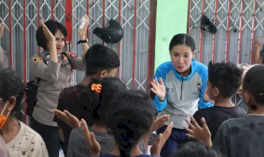 Polwan-Polres-Flores-Timur-Berikan-Trauma-Healing-kepada-Anak-Anak-Pengungsi-Erupsi-Gunung-Lewotobi