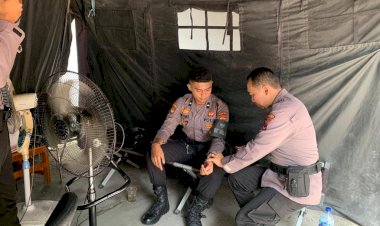 Anggota-Subsatgas-Dokkes-OMB-Turangga-Berikan-Pelayanan-Kesehatan-dalam-Pengamanan-Pemilu-2024