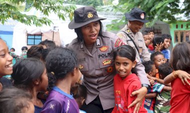Tim-Trauma-Healing-Polwan-Polres-Flotim-Berikan-Dukungan-kepada-Anak-anak-Pengungsi-Erupsi-Gunung-Lewotobi