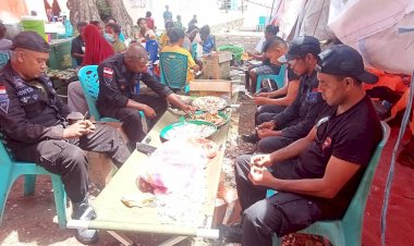 Sat-Brimob-Polda-NTT-Bangun-Dapur-Umum-dan-Masak-Untuk-Pengungsi-Korban-Erupsi-Gunung-Lewotobi