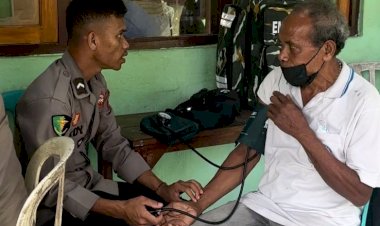 Polri-Bantu-Korban-Erupsi-Gunung-Lewotobi:-Pemeriksaan-Kesehatan-dan-Bantuan-Medis-di-SMPN-1-Wulanggitang