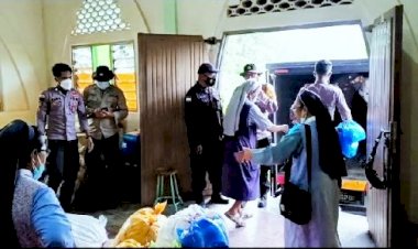 Polri-Bantu-dan-Kawal-Distribusi-Bantuan-di-Wilayah-Kecamatan-Wulanggitang-Pasca-Erupsi-Gunung-Lewotobi