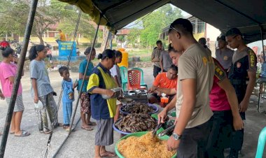 Bersatu-dalam-Bencana:-Personel-Polda-NTT-Berikan-Bantuan-di-Flotim