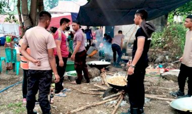 TNI---Polri-Bersatu-di-Dapur-Umum-Pengungsian,-Mewujudkan-Kemanusiaan-di-Tengah-Dampak-Erupsi-Gunung-Lewotobi