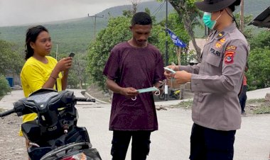 Patroli-Dialogis-Satgas-Evakuasi:-Himbau-Warga-Pakai-Masker-Pasca-Erupsi-Gunung-Lewotobi