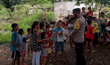 Bhabinkamtibmas-Polsek-Titehena-Berikan-Bantuan-dan-Dukungan-kepada-Pengungsi-Erupsi-Gunung-Lewotobi