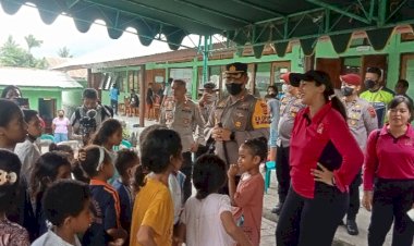 Momen-Hangat-di-Tengah-Keterpurukan:-Kapolres-dan-Bhayangkari-Cabang-Ende-Hadirkan-Senyuman-di-Lokasi-Pengungsian