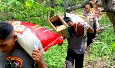 Polres-Flotim-Beri-Bantuan-Sosial-untuk-Pengungsi-Mandiri-di-Kebun-Desa-Konga