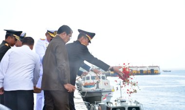 Wakapolda-NTT-Hadiri-Upacara-Tabur-Bunga-dalam-rangka-Peringatan-Hari-Dharma-Samudera-di-Kupang