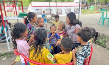 Anggota-Ditsamapta-Polda-NTT-BKO-Polres-Flotim-Ciptakan-Ruang-Aman-untuk-Anak-anak-Terdampak-Bencana