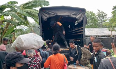 Tim-SAR-Brimob-Polda-NTT-Evakuasi-Warga-Korban-Erupsi-Gunung-Lewotobi-di-Desa-Riang-Rita