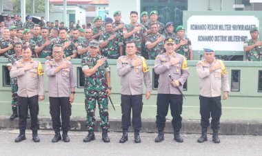 Kapolda-NTT-Bagikan-Kesejahteraan-dan-Pesan-Kekompakan-di-Kodim-1602/Ende