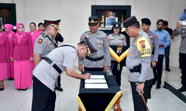 Kapolda-NTT-Pimpin-Upacara-Serah-Terima-Jabatan-Dirintelkam-dan-Kabidkum-Polda-NTT