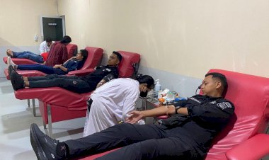 Anggota-Bidhumas-dan-Ditsamapta-Polda-NTT-Berbagi-Kebaikan-dalam-Donor-Darah-HUT-PWI-ke-78