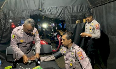 Anggota-Biddokkes-Polda-NTT-dalam-OMB-Menunjukkan-Sinergi-Patroli-dan-Pelayanan-Kesehatan-untuk-Pemilu-2024