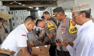 Polres-Sarai-Amankan-Pendistribusian-Kotak-Suara-ke-Kecamatan-Raijua-Menjelang-Pemilu-2024