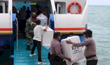 Sinergitas-TNI-Polri-dan-Masyarakat-Sabu-Raijua-dalam-Pendistribusian-Kotak-Suara-KPU-ke-Kecamatan-Raijua