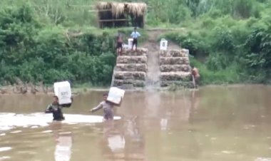 Petualangan-Melintasi-Medan-Sulit:-Personel-Polres-Sumba-Timur-Kawal-Kotak-Suara-di-Tengah-Tantangan-Alam
