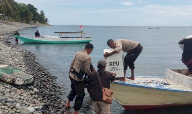 Keberanian-di-Laut:-Personel-Polda-NTT-Distribusikan-Logistik-Pemilu-di-Kecamatan-Satar-Mese-Barat