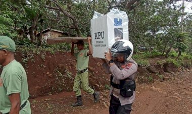 Ini-Perjuangan-Personel-Polda-NTT-Kawal-Logistik-dan-Pengamanan-Pemilu-di-Desa-Waipaar,-Sikka