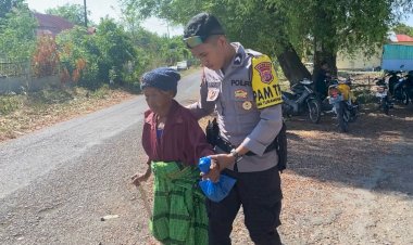 Jejak-Antusiasme-Demokrasi-di-Desa-Iteng-Polisi-di-NTT-Bantu-Lansia-ke-TPS