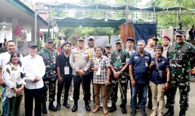 Pastikan-Pemilu-Berjalan-Lancar-di-Kota-Kupang,-Kapolda-NTT-Irjen-Pol.-Daniel-Tahi-Monang-Silitonga-Cek-TPS