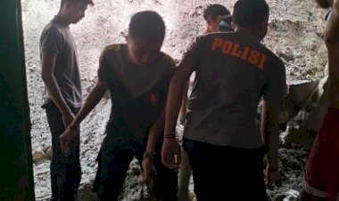 Polres-Rote-Ndao-Bantu-Bersihkan-Rumah-Warga-Pasca-Tanah-Longsor