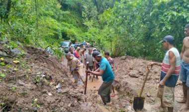 Gotong-Royong-Bersihkan-Material-Longsor:-Sinergi-Warga-dan-Bhabinkamtibmas-di-Tanjung-Bunga