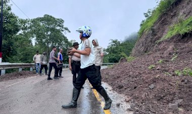 Curah-Hujan-Tinggi-Picu-Longsor-di-Wilayah-NTT:-Dirlantas-Koordinasi-Bersihkan-Jalan