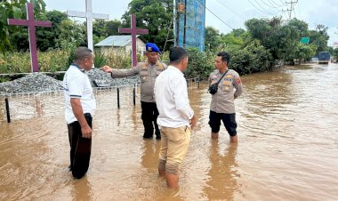 Bantuan-SAR-Ditpolairud-Polda-NTT-di-Desa-Bolok,-Kupang-Barat